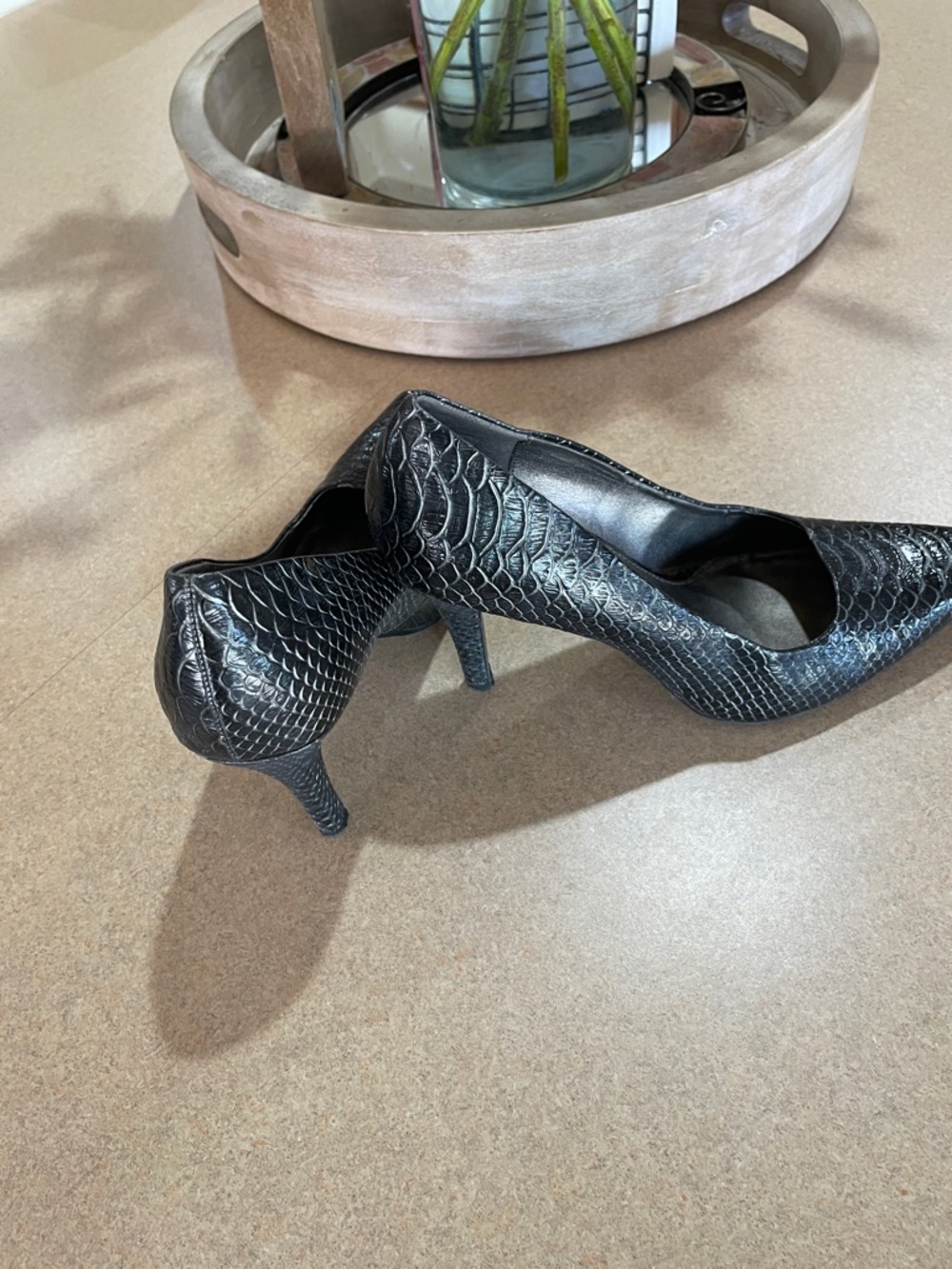 Kenneth Cole Reaction Dark Grey Croc-Embossed Pointed Toe Pumps - Picture 2 of 4